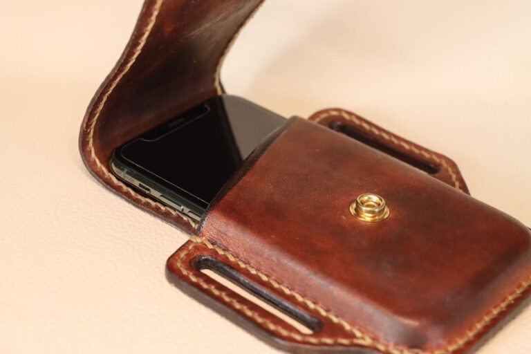 Nassgeformte Handyhülle, für den Gürtel, Kunst auf Leder Individuelle Punzierung, Prägung , Motiv Unikat, liebevolle Handarbeit, Handbemalt, schönes Geschenk, Handarbeit