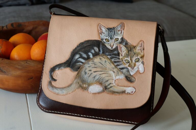 Damenhandtasche, Umhängetasche aus Leder, Individuelle Punzierung, Prägung ,Taschendeckel Motiv Unikat, liebevolle Handarbeit, Handbemalt, schönes Geschenk, Astrid Preisler ARTWORK