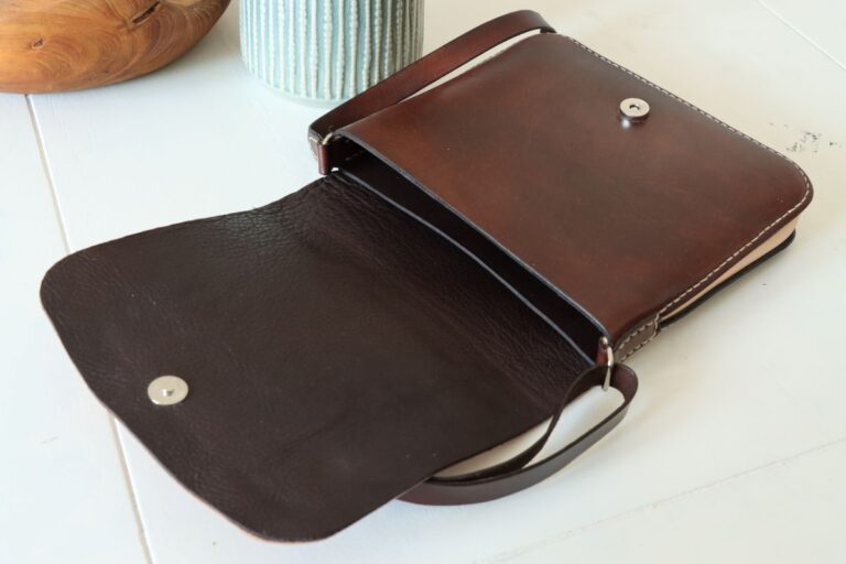 Damenhandtasche, Umhängetasche aus Leder, Individuelle Punzierung, Prägung ,Taschendeckel Motiv Unikat, liebevolle Handarbeit, Handbemalt, schönes Geschenk, Innen Absicht, Astrid Preisler ARTWORK