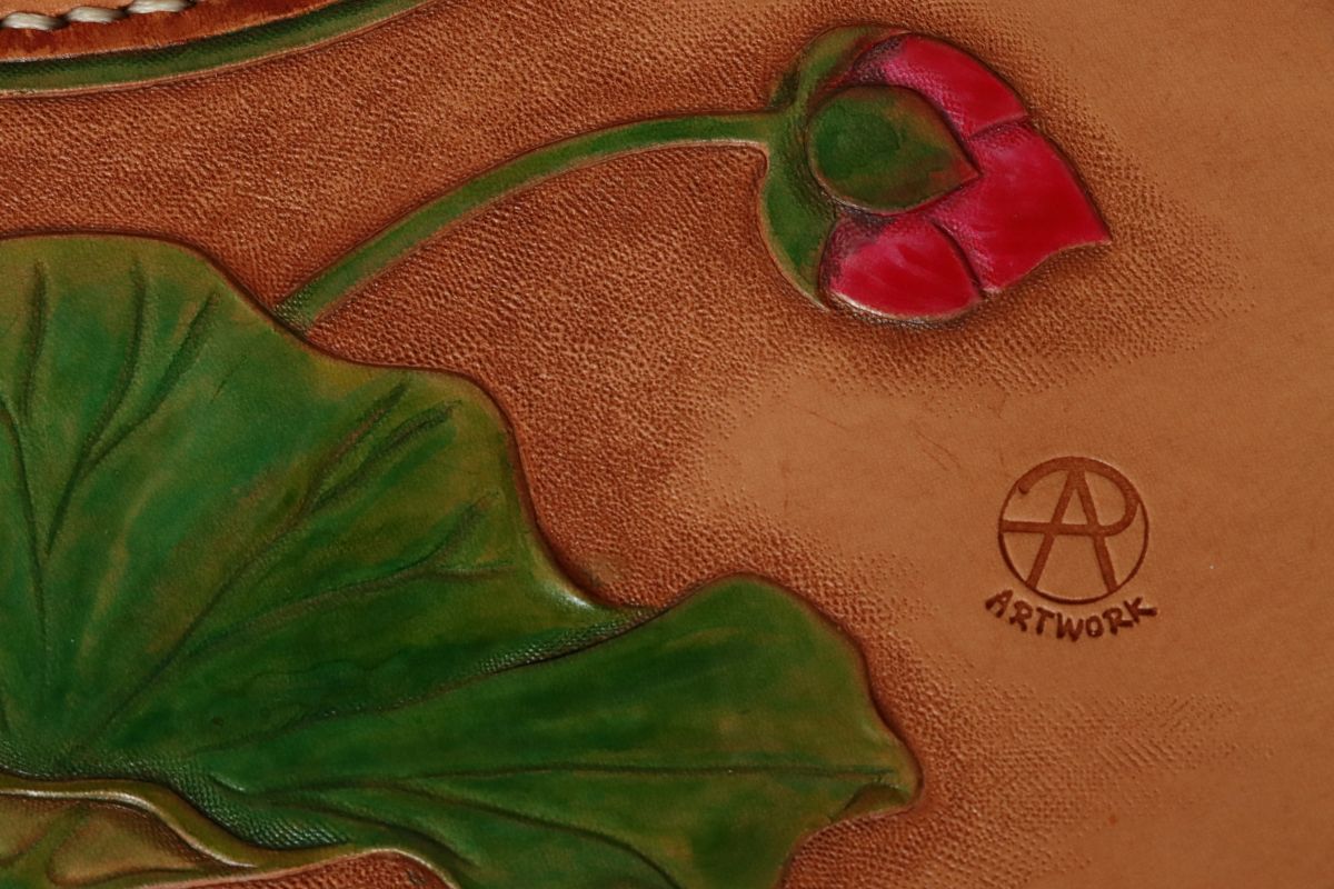 Business-Mappe aus Leder. Detailansicht der Blüte. Handgenäht Astrid Preisler ARTWORK