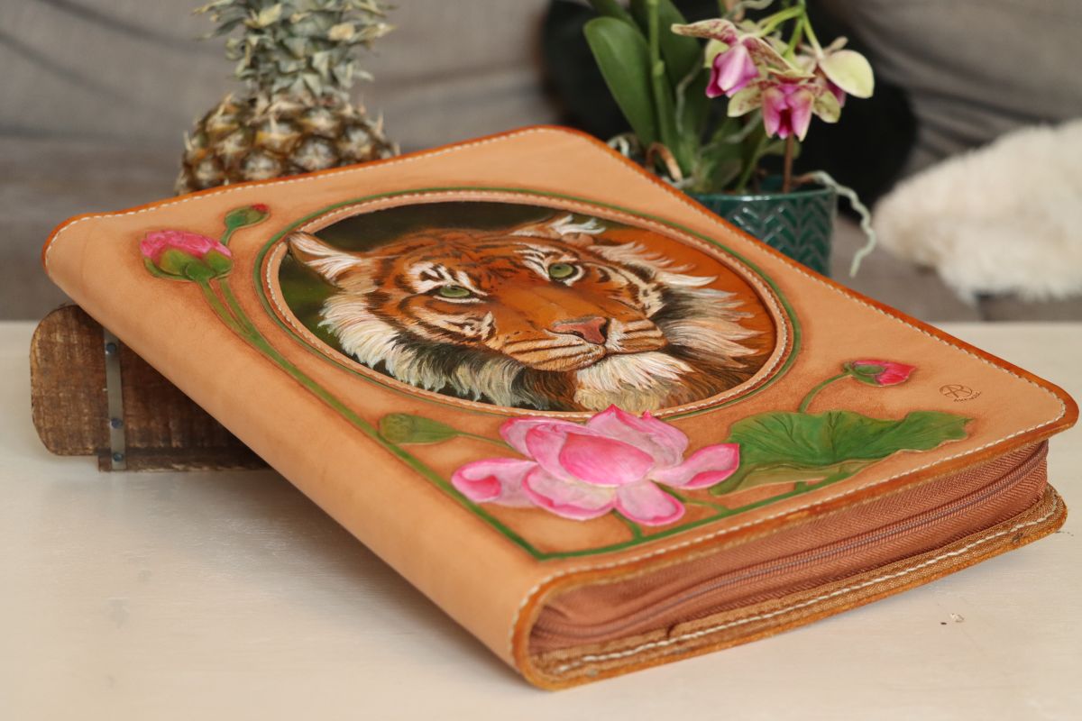 Business-Mappe aus Leder. Seiten Ansicht der Ledermappe mit Tigerkopf in 3D Optik. Handgenäht Astrid Preisler ARTWORK