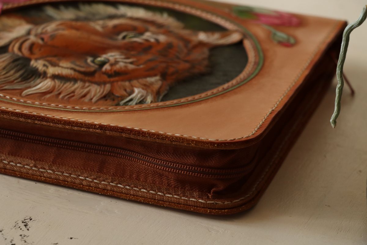 Business-Mappe aus Leder. Details der Seitenansicht. Ledermappe mit Tigerkopf in 3D Optik. Astrid Preisler ARTWORK