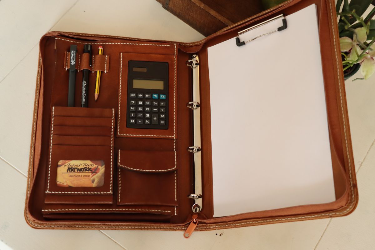 Business-Mappe aus Leder. Das Innenleben ist Handgenäht. Ledermappe mit Tigerkopf in 3D Optik. Astrid Preisler ARTWORK