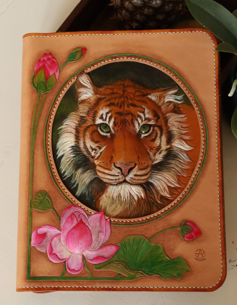 Business-Mappe aus Leder. Die unglaublich Detailreich gestaltete Mappe in der Vorderansicht. Mit Art Dekor Einfluss. Handgemacht, Handgenäht, bemalt mit einer Aquarell Technik. Ledermappe mit Tigerkopf in 3D Optik. Astrid Preisler ARTWORK