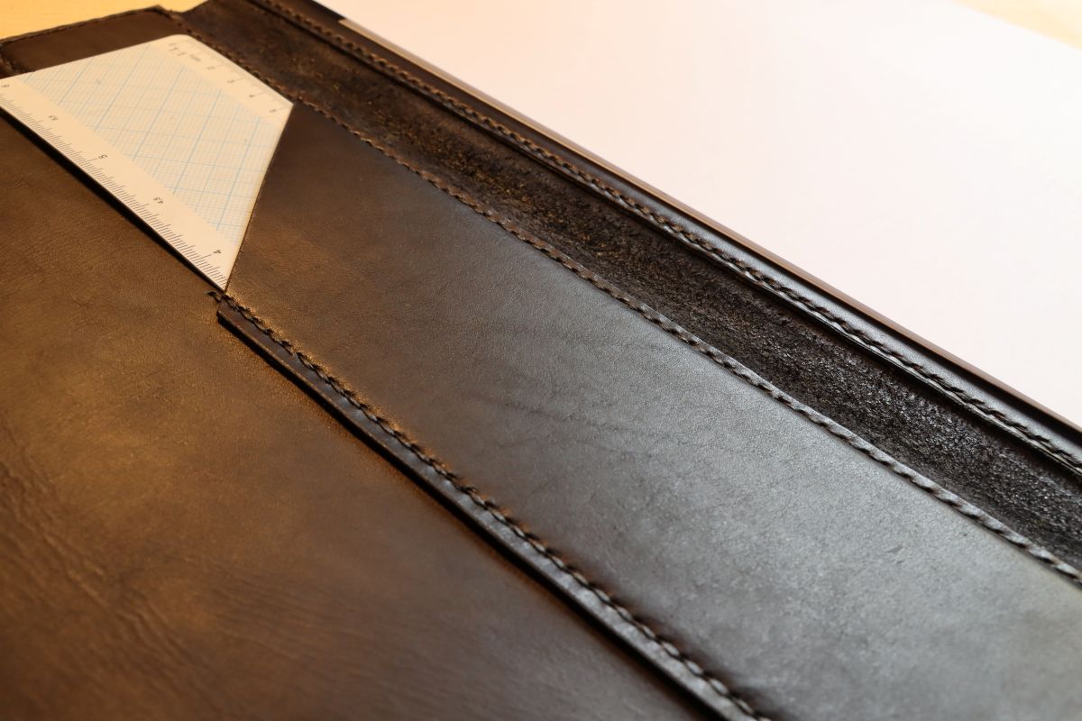 Zeichenmappe aus Leder auf Maß gefertigt als Sonderanfertigung, Detailansicht. Astrid Preisler ARTWORK