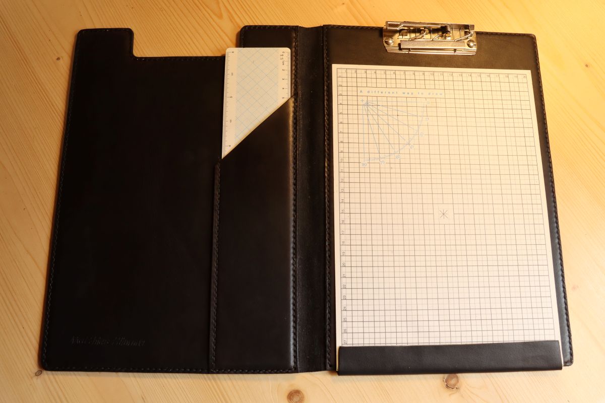 Zeichenmappe aus Leder auf Maß gefertigt als Sonderanfertigung, mit einem individuell Punziertem Logo. Astrid Preisler ARTWORK