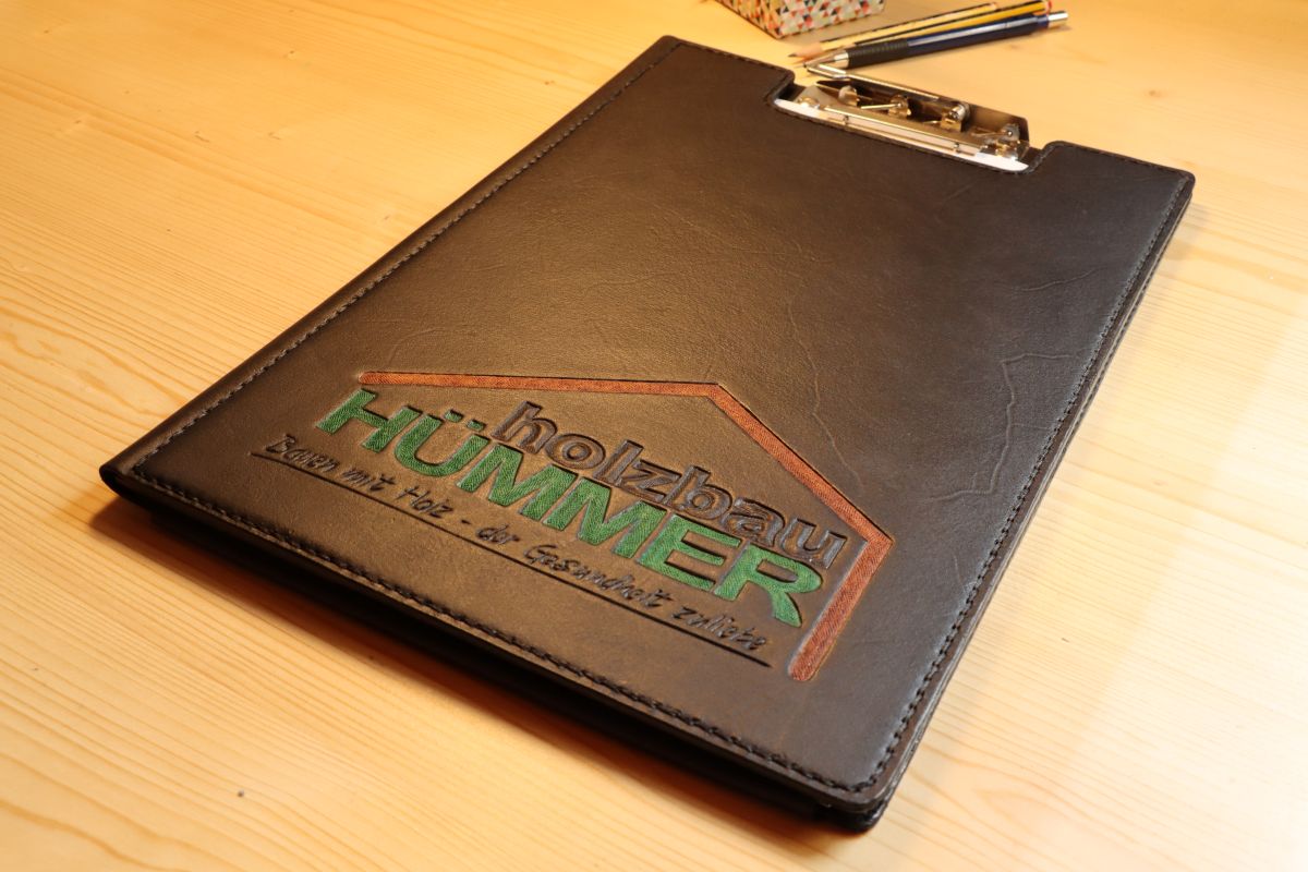 Zeichenmappe aus Leder auf Maß gefertigt als Sonderanfertigung, mit einem individuell Punziertem Logo. Astrid Preisler ARTWORK